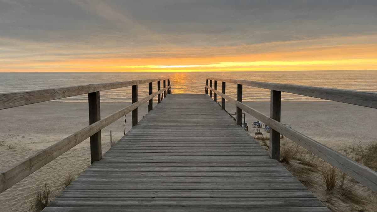 Steg zum Meer bei Sonnenuntergang